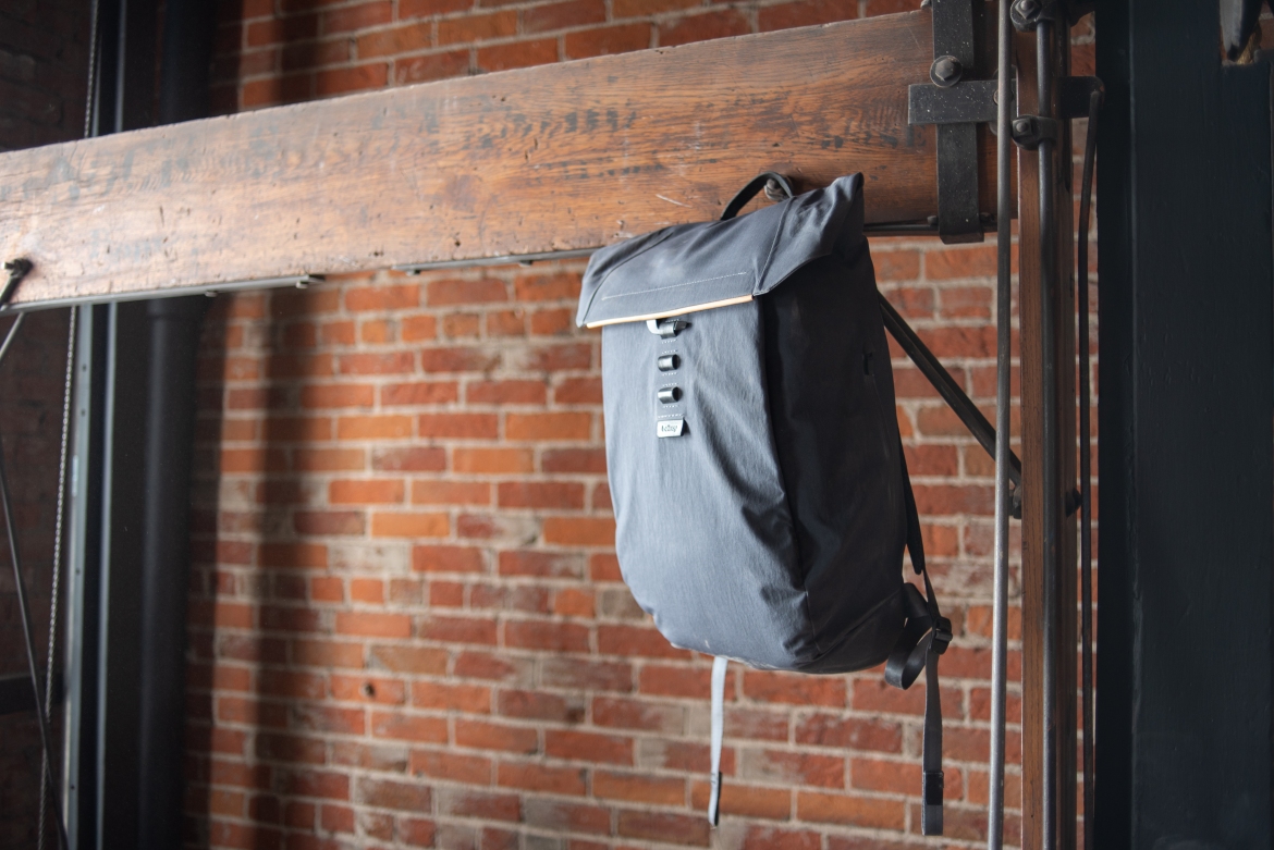 Bellroy Apex review side profile hanging