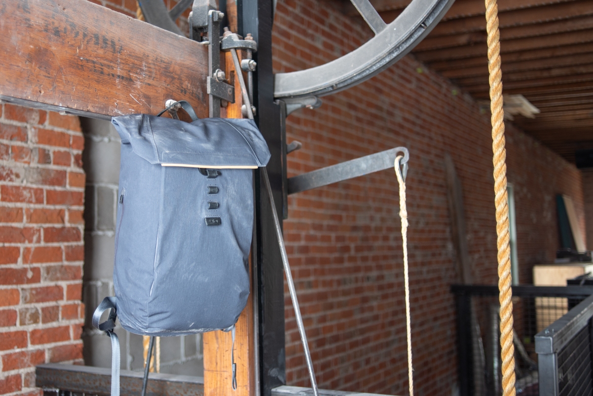 Bellroy Apex review front of bag hanging