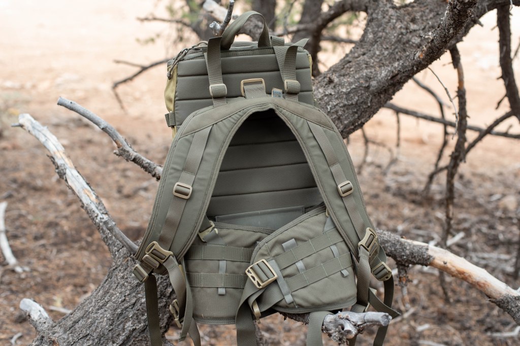 Hill People Gear Umlindi V2 backpack review shoulder straps prairie belt back panel view ranger green